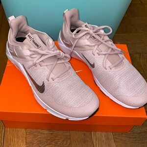 Women’s Nike legend Essentials